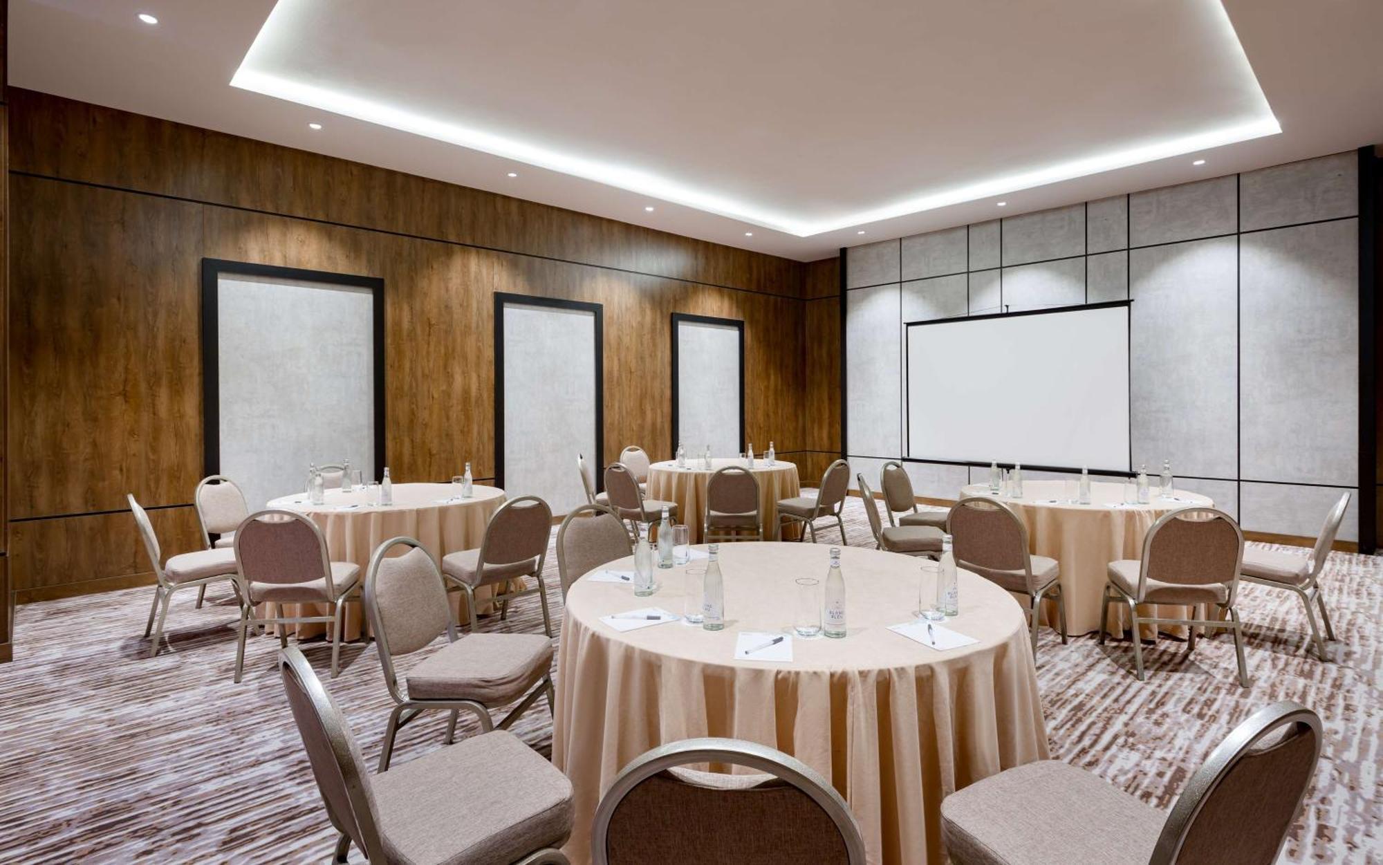 Hilton Garden Inn Самарканд Экстерьер фото