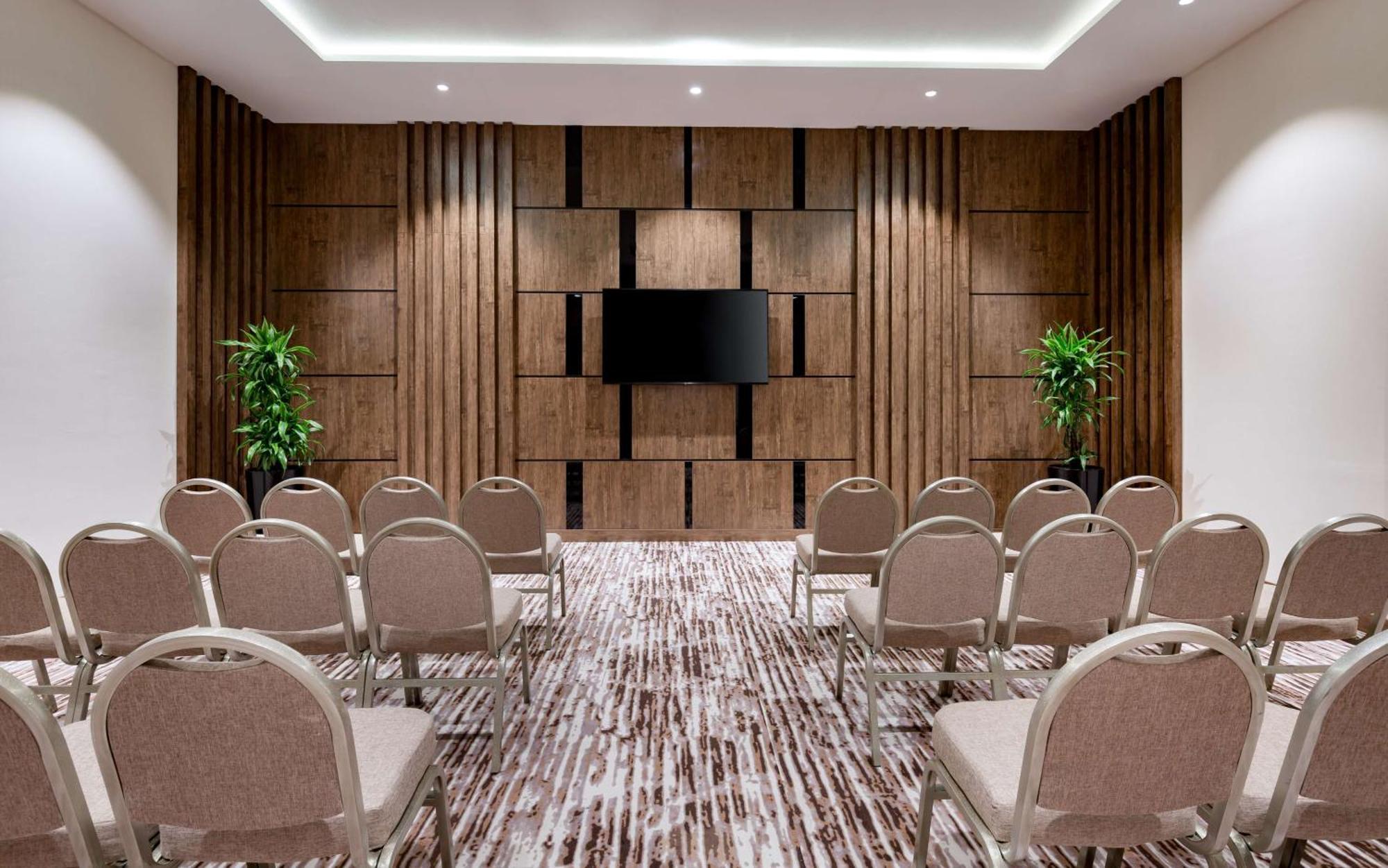 Hilton Garden Inn Самарканд Экстерьер фото